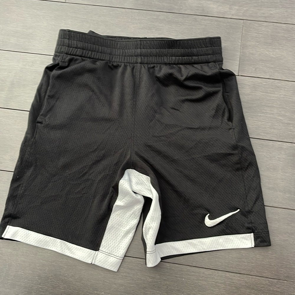 5/$10. Nike dry fit standard short. Size M